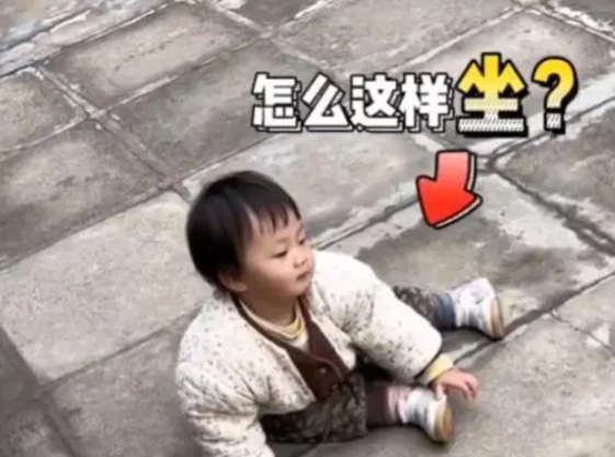 女子发现女儿坐姿怪异，看了一眼狗狗后语塞：学习能力还挺强