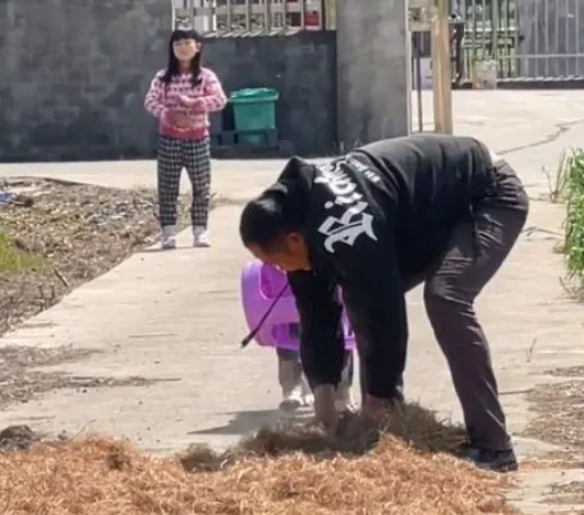 主人在门口干农活时，狗狗的举动让人感动：真没白养你啊