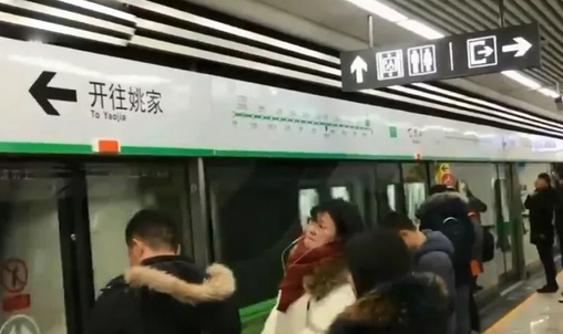 萨摩耶坐地铁偷跑，被抓后甩锅二哈带坏它