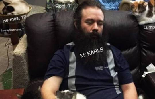 这哥们的猫太多了，为了防止记不住，照片上都得标注猫姓名和年龄