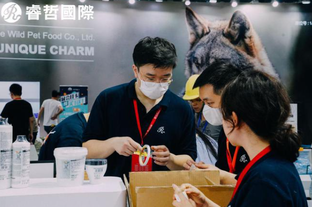 德国俊宝携手睿哲國際亮相2023第十届雄鹰京宠展,共同“创造人宠温情时刻” 德国俊宝携手睿哲國際亮相2023第十届雄鹰京宠展,共同“创造人宠温情时刻”