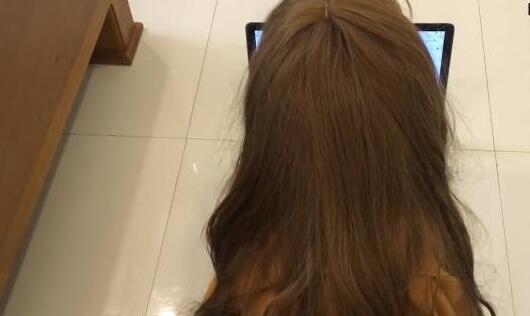 从背面看它还挺吓人的，当转身看到正面时，忍不住笑了