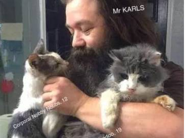 这哥们的猫太多了，为了防止记不住，照片上都得标注猫姓名和年龄