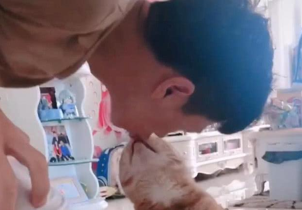 女子提前下班,看见丈夫跟猫亲热不想说话了:你俩过日子去吧 女子提前下班,看见丈夫跟猫亲热不想说话了:你俩过日子去吧