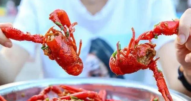 成吨死龙虾疑似被做成虾尾出售：最多1天加工5吨死龙虾