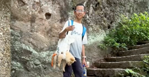 带狗狗一起爬山，它累得昏昏欲睡，小主人只好背着它！