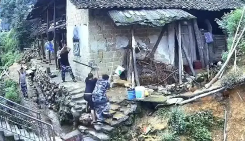 湖南一乡镇多人持棍进村杀狗，官方：有人被狗咬后身亡，打的是散养狗