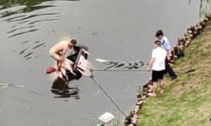 主人把两只狗留在车内,不料狗狗误踩油门冲进了河里,双双溺亡了 主人把两只狗留在车内,不料狗狗误踩油门冲进了河里,双双溺亡了
