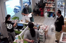 快递员送包裹遇到没见过的名字，狗子听到立马跑出来