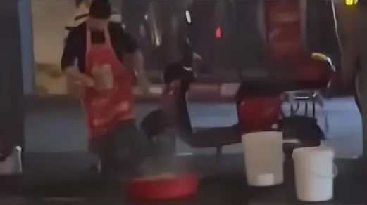 武汉一商店店员被曝当街用开水烫杀狗:有群众往店门口送花圈 武汉一商店店员被曝当街用开水烫杀狗:有群众往店门口送花圈