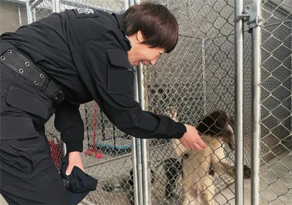 石景山带犬民警谭丽丽、警犬Candy，退休快乐！