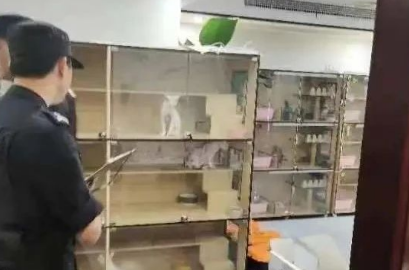 丹阳这户人家把房留给几十只猫住!邻居:我们太难了! 丹阳这户人家把房留给几十只猫住!邻居:我们太难了!