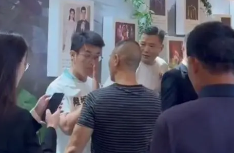 男子穿离婚快乐T恤大闹婚礼现场，知情人：想要回卖给新人的狗