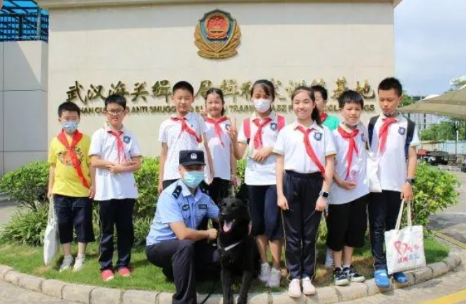 不到三秒辨毒品，缉毒犬秀绝活吸粉一群学生娃