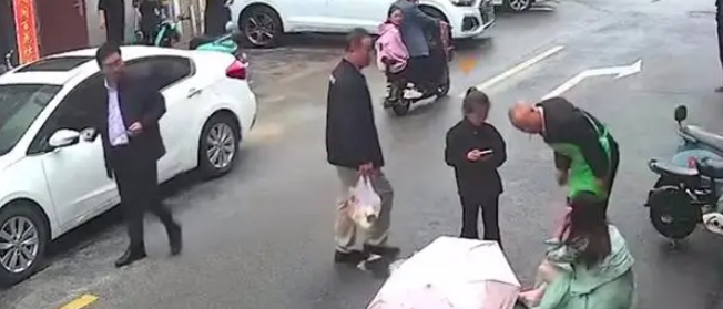 女子路边逗狗突遭撕咬满脸是血,狗主人:狗狗平常性格很好不咬人的,该赔偿的肯定会赔偿 女子路边逗狗突遭撕咬满脸是血,狗主人:狗狗平常性格很好不咬人的,该赔偿的肯定会赔偿
