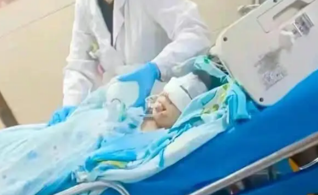 网友酸了！成都被狗咬破肾女孩，轻松筹到200万，网友同情但⋯
