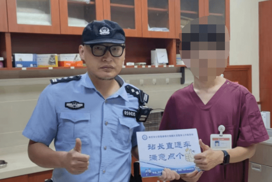 宠物医院闯进“新宠物”,民警化身“捕蛇达人” 宠物医院闯进“新宠物”,民警化身“捕蛇达人”