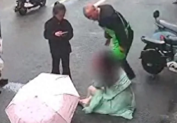 路边的狗不要摸,江苏女子摸陌生狗狗被撕咬脸部,当场倒地痛苦哀嚎