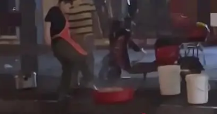 商店店员当街烫杀狗引众怒，群众送花圈声讨