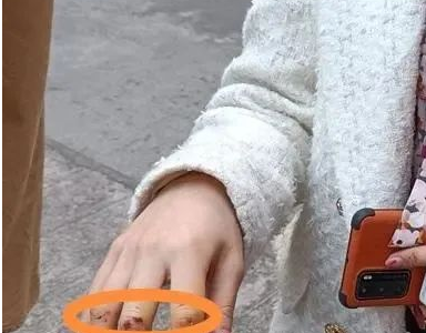 柳州一60多斤斗牛犬连续扑人,女子抱女童躲闪求救!结果…… 柳州一60多斤斗牛犬连续扑人,女子抱女童躲闪求救!结果……