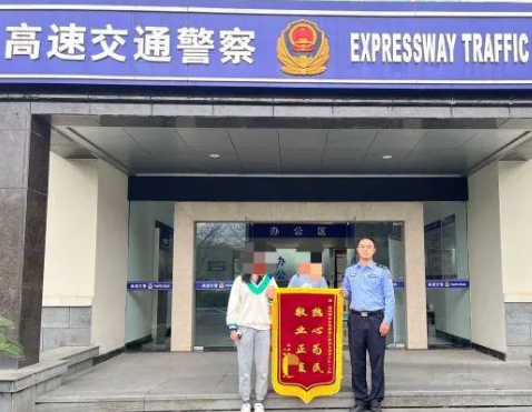 宠物鸟半路飞出，孩子大哭要去找鸟！