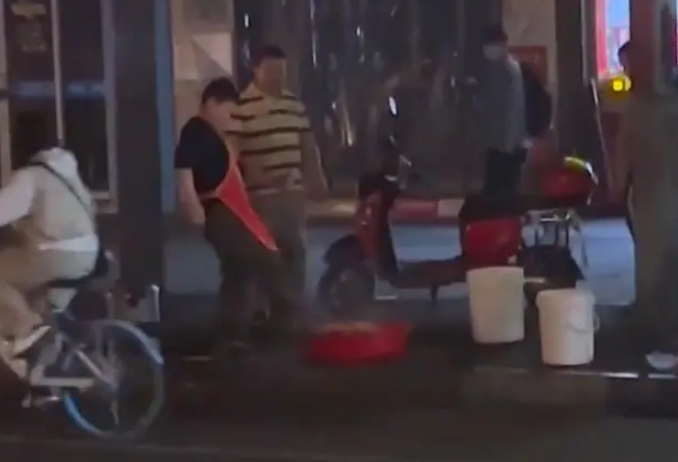 武汉虐狗的店铺真的黄了,门店连夜拆招牌走人 武汉虐狗的店铺真的黄了,门店连夜拆招牌走人