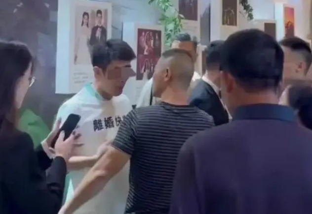 福建一男士为要回一年前卖掉的狗,身穿离婚快乐短袖大闹婚礼现场 福建一男士为要回一年前卖掉的狗,身穿离婚快乐短袖大闹婚礼现场