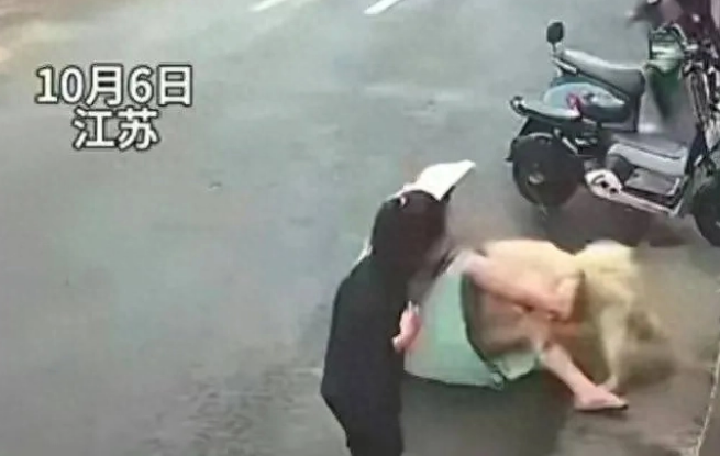 闹大了！江苏被咬女子恐毁容，狗主人邻居发声：她家松狮从不栓绳