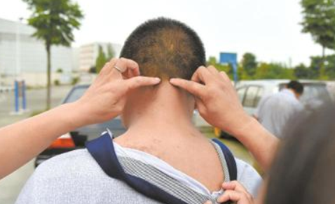 成都司机不慎碾死小狗 被逼套狗链给狗下跪