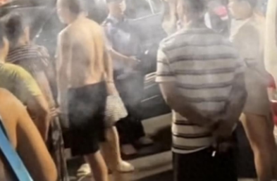 狗比人金贵？女子遛狗不牵绳，咬伤2岁女童后不道歉还打人