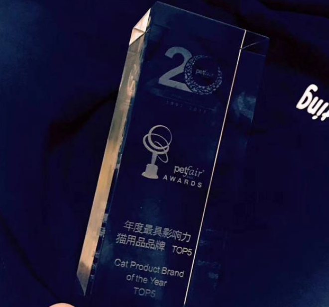 我们是谁?我们是刚刚斩获两项大奖的猫用品品牌——田田猫! 我们是谁?我们是刚刚斩获两项大奖的猫用品品牌——田田猫!