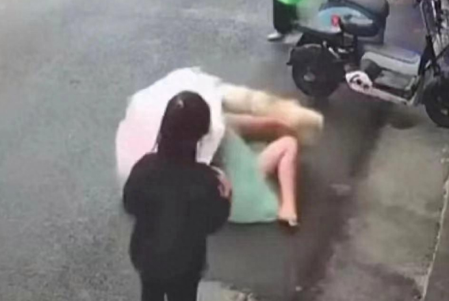 爱狗人士误入陷阱!江苏女子摸狗遭猛咬,引发热议 爱狗人士误入陷阱!江苏女子摸狗遭猛咬,引发热议