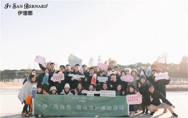 伊珊娜,你想不到的跨界洗护:跳脱犬猫界,给骏马洗澡 伊珊娜,你想不到的跨界洗护:跳脱犬猫界,给骏马洗澡