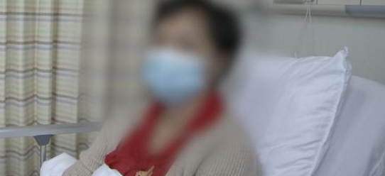 花园散步巨型贵宾扑了过来...邻居之间大打出手 花园散步巨型贵宾扑了过来...邻居之间大打出手