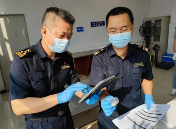 货车运5380只吸血鬼蟹入境被查，网友：彻查进口商