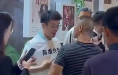 无理取闹！男子身穿离婚快乐t恤到婚礼现场，知情人：为了一条狗