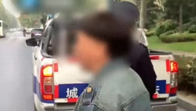 全国禁狗如何？郑州城管严查遛狗不拴绳——出了家门，发现就扣！