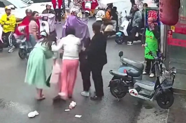 闹大了！江苏被咬女子恐毁容，狗主人邻居发声：她家松狮从不栓绳