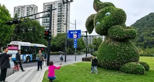 冲上热搜，杭州街头“绿兔”开花成“粉兔”，“显眼包”还会再变身