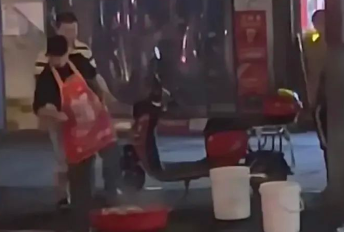 武汉一餐饮店店员当街虐狗引热议,有市民前往该店表达不满 武汉一餐饮店店员当街虐狗引热议,有市民前往该店表达不满