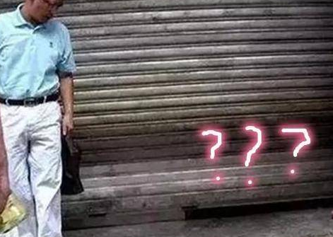 二哈头卡在卷闸门下,路人跑去营救,下一秒却被气疯了 二哈头卡在卷闸门下,路人跑去营救,下一秒却被气疯了