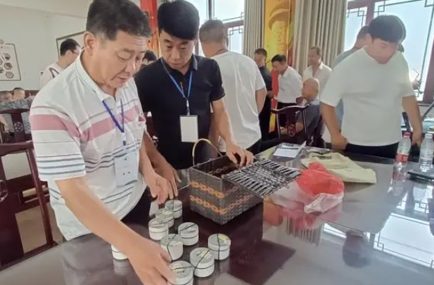 “秋虫”争霸!百余只蟋蟀以“武”会友 “秋虫”争霸!百余只蟋蟀以“武”会友