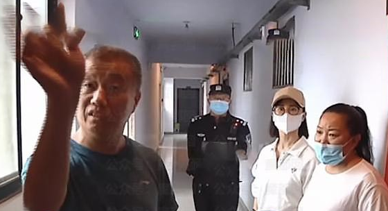 河南安阳一老太太被大狗咬伤,狗主人却不予理会:由法律来定! 河南安阳一老太太被大狗咬伤,狗主人却不予理会:由法律来定!