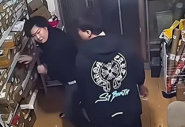 武汉女店主因嫌狗在店内撒尿起争执被打，男子：它是老子家人