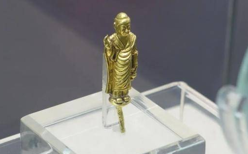 一老农发现狗子嘴里叼着1块金黄色东西，怎么揪都揪不下来 