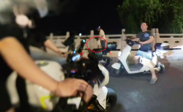 女生遇狗贩子抓流浪狗,鼓足勇气骑车去拦截!结果舒适却有遗憾! 女生遇狗贩子抓流浪狗,鼓足勇气骑车去拦截!结果舒适却有遗憾!