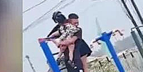 辽宁沈阳：儿子和妻子女儿在小区散步，突然5条狗从旁边冲了过来