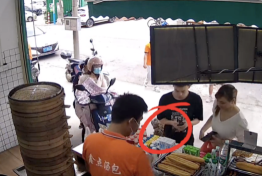 流浪狗坐在早餐店门口后，来的顾客络绎不绝，现实版的狗来富啊！