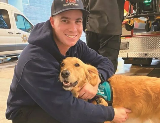 暖心黄金猎犬 纾解消防员压力 暖心黄金猎犬 纾解消防员压力