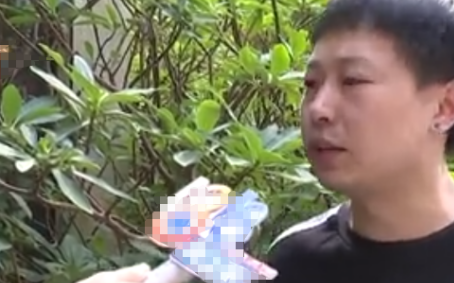一对情侣带狗进餐馆,将狗放在座位上,男子上前制止却遭到辱骂 一对情侣带狗进餐馆,将狗放在座位上,男子上前制止却遭到辱骂